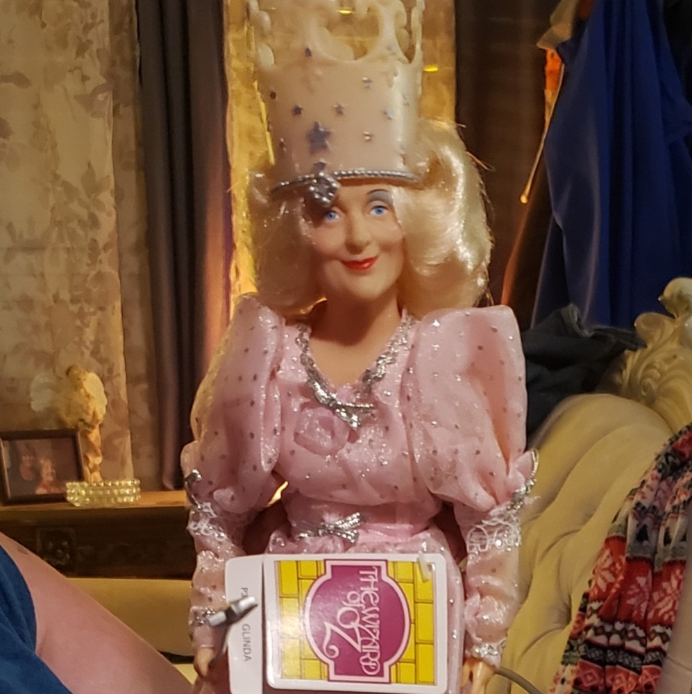 Glenda the good witch and the wicked witch from WOO